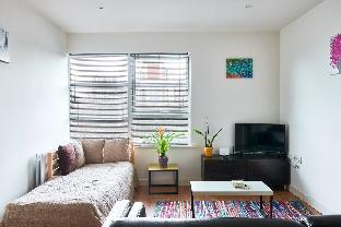 Bright & modern 1BR flat close to City, sleeps 4