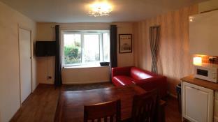 1 minute to tube - great 2 bed flat with everything (Kilburn )