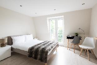 Large 4BR House in S.W. London - Sleeps 10!