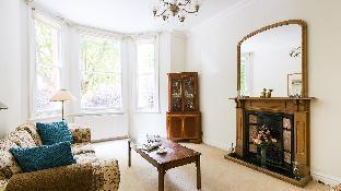 Traditional, Warm 1BR Flat in Maida Vale