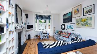 Fashionable 3BR Family Home in Battersea